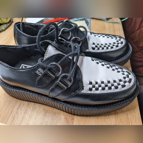 Shoes - Picture 4 of 7